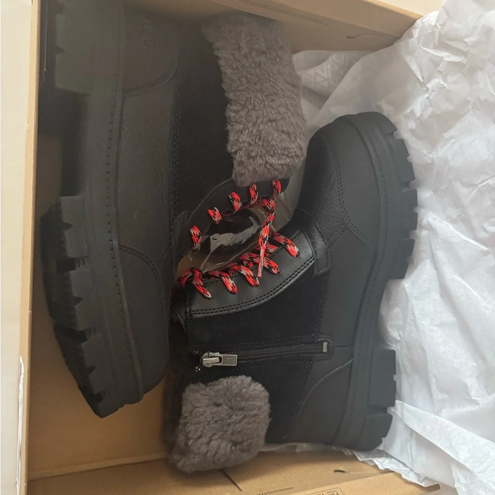 UGG Ashton Addie Snow Leather Boot. Waterproof. Size: 8